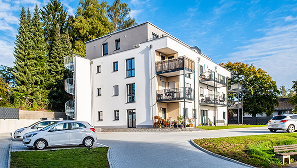 /media/Generalunternehmer/MFH Hillesheim/1. Baustellenbilder/Mehrfamilienhaus bauen in Hillesheim/mehrfamilienhaus-in-hillesheim-zenz-massivhaus.jpg